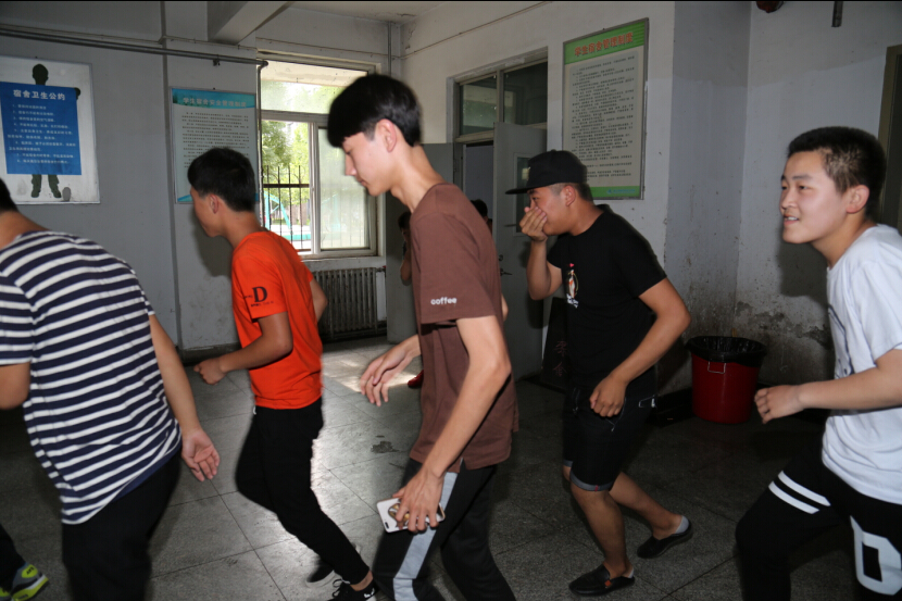 我院与丰南区消防大队联合举行消防意识进校园防消结合保平安活动